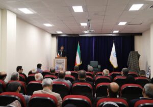 در آیینی با حضور نماینده ولی‌فقیه در استان و فرمانده سپاه امام صادق (ع)؛ تجلیل از پنج دهه مجاهدت حاج عبدالله فاتحی و رونمایی از «تمنّادار» در بوشهر