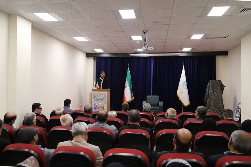 در آیینی با حضور نماینده ولی‌فقیه در استان و فرمانده سپاه امام صادق (ع)؛ تجلیل از پنج دهه مجاهدت حاج عبدالله فاتحی و رونمایی از «تمنّادار» در بوشهر