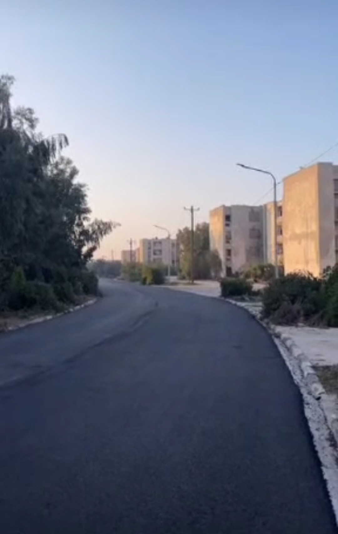 عملیات اجرای روکش آسفالت شهرک ٢٢ بهمن