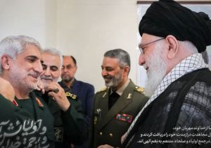 تصویر اهدای درجه به سردار حاج‌رحیمی توسط رهبر انقلاب